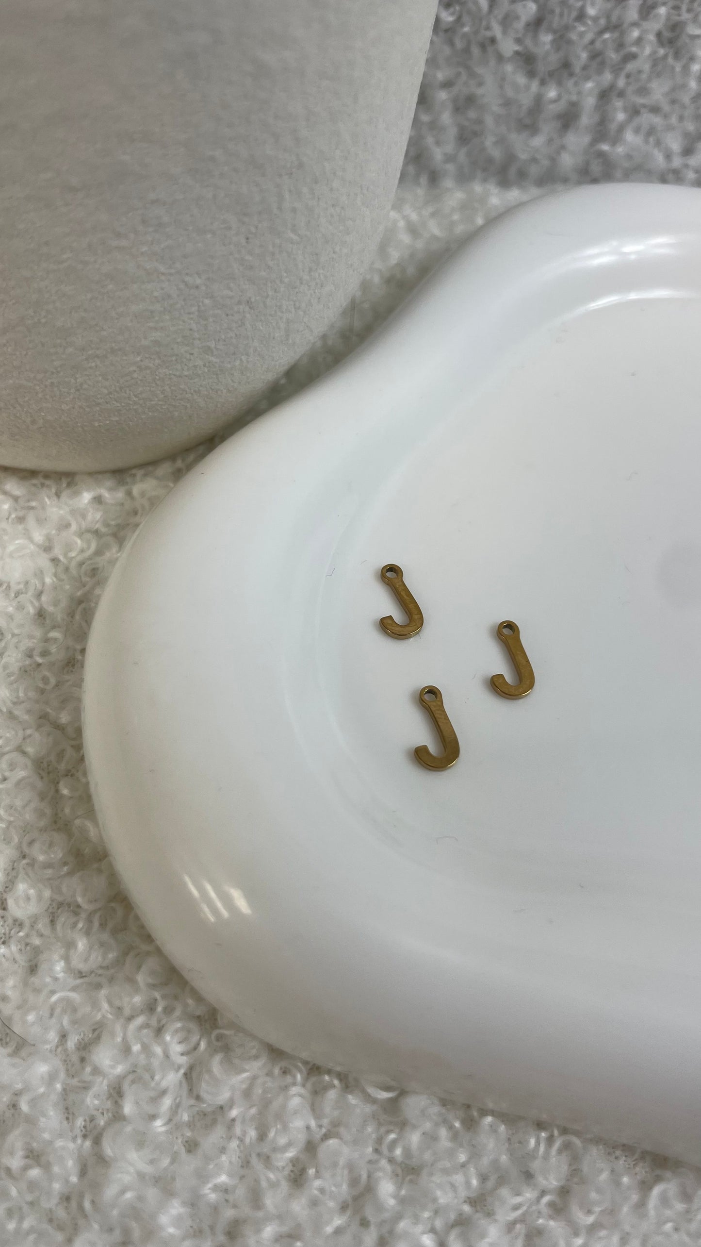 Breloque J